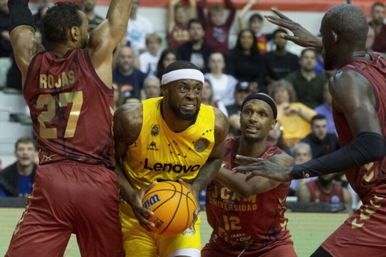 El UCAM vence ante el Tenerife (82-67) y se clasifica para los cuartos