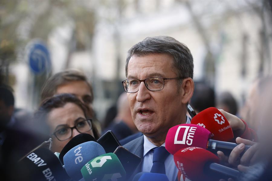 El líder del PP, Alberto Núñez Feijóo, atiende a los medios tras asistir al desayuno informativo de Fórum Europa protagonizado por el presidente del PP de Castilla-La Mancha, Paco Núñez, este lunes en Madrid