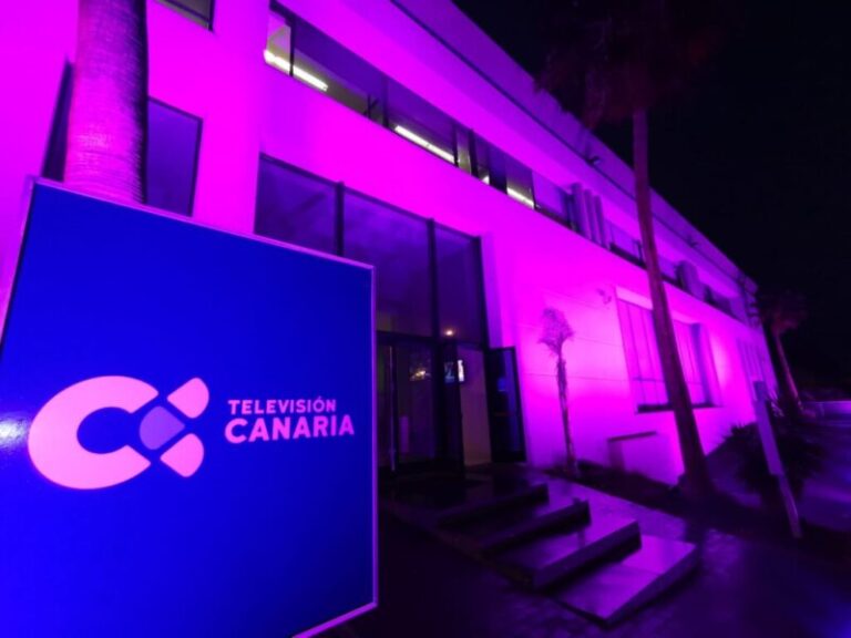 La fachada de Televisión Canaria se tiñe de violeta por el 8M
