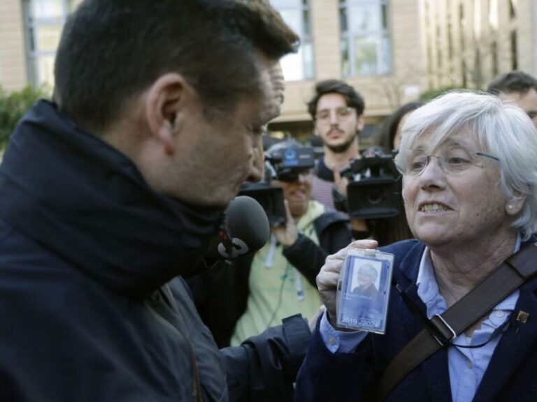 Clara Ponsatí, la exconsejera de educación catalana, regresa a Bruselas tras ser detenida y puesta en libertad en Cataluña