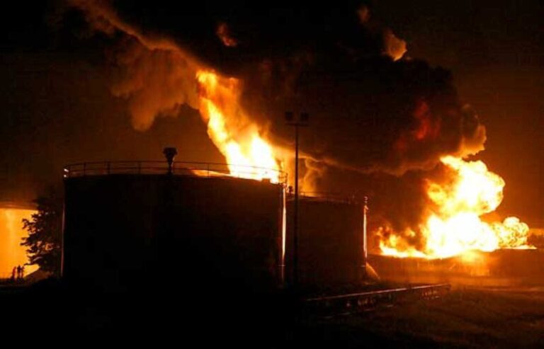 Al menos catorce muertos tras un incendio en un depósito de combustible en el norte de Yakarta, Indonesia