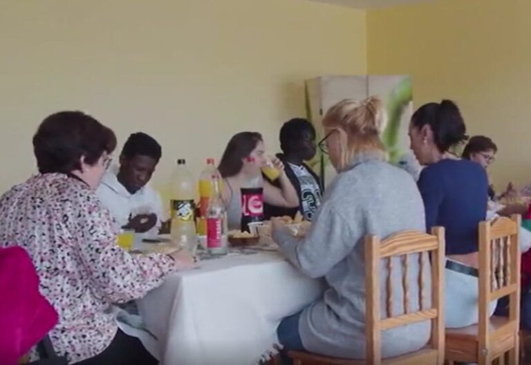 ‘Migra[n] familia’, un documental sobre cinco jóvenes que llegaron en patera a Canarias