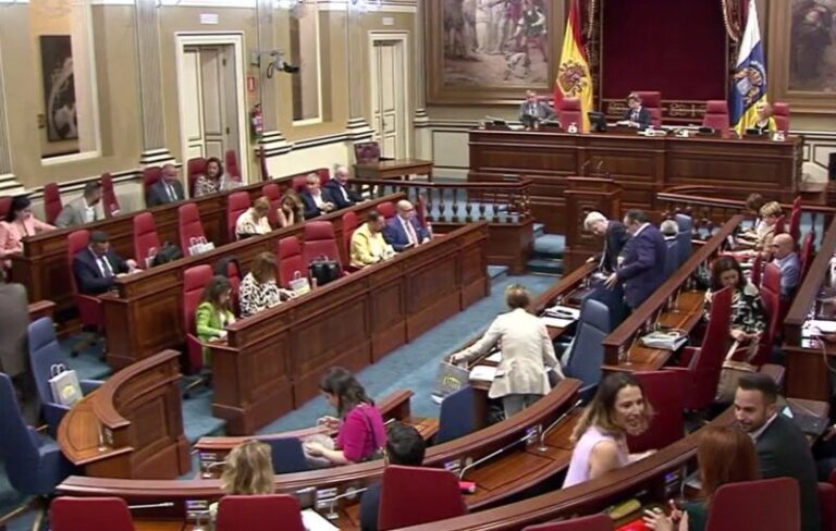 El Gobierno repasa su legislatura en el último pleno del Parlamento de Canarias