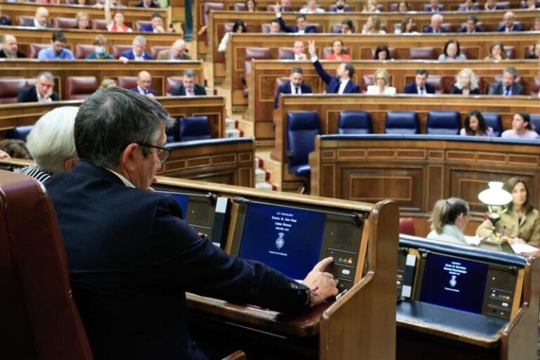 Sumar hunde a Podemos en el CIS pero impulsa a las izquierdas