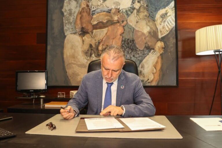 Torres firma la disolución del Parlamento de Canarias