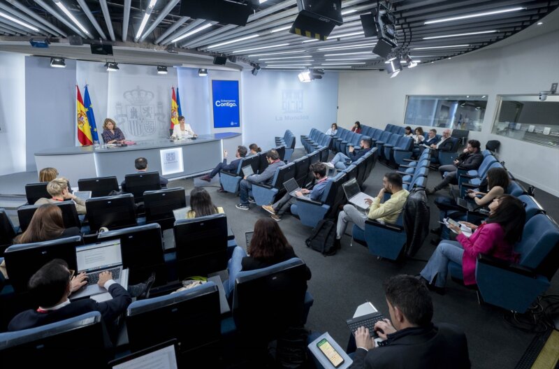 Bonificación del 75% al transporte. El Gobierno podría extenderla a los no residentes (Archivo) Imagen de archivo del Consejo de Ministros