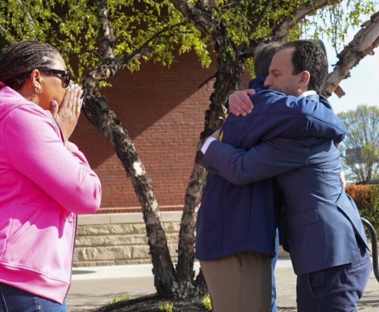 Ascienden a cinco los fallecidos por un tiroteo en un banco en Kentucky