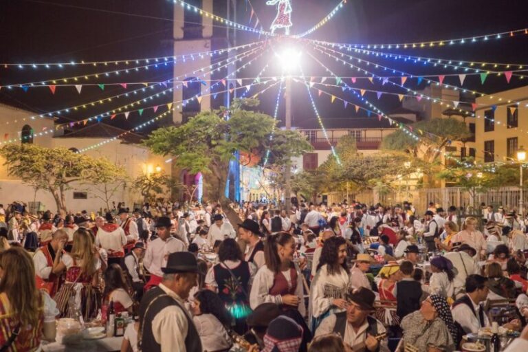 ‘Una Hora Menos’ se vuelca este martes con las fiestas del Día de la Cruz