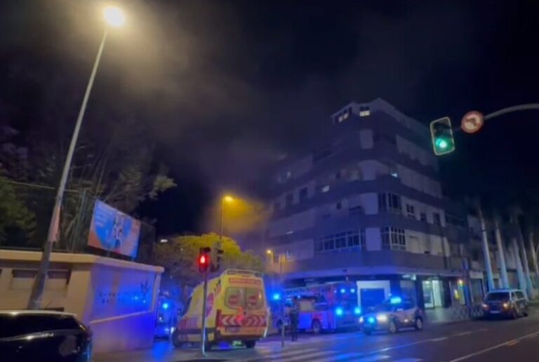 Un incendio en una vivienda de Santa Cruz de Tenerife deja a cuatro personas afectadas por el humo