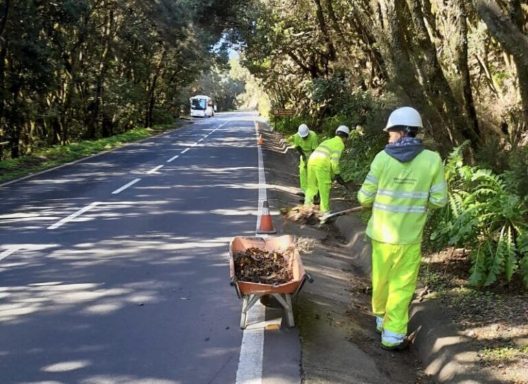 El Cabildo de La Gomera refuerza el operativo de conservación y mantenimiento de carreteras en Semana Santa
