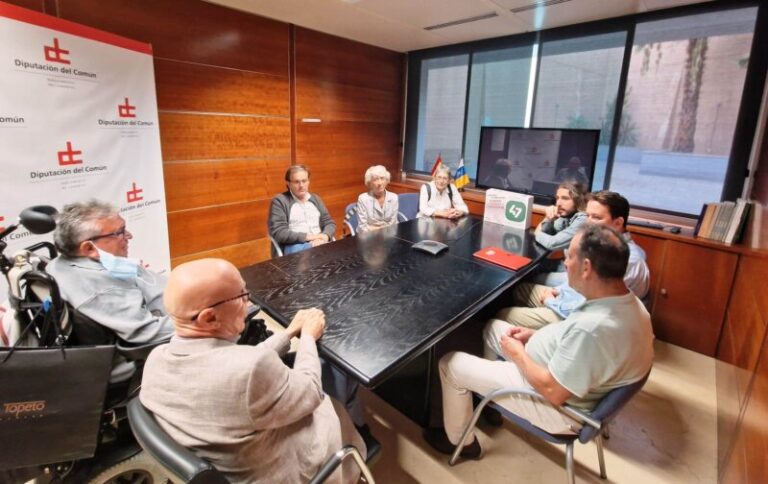 Entregan 23.000 firmas al Diputado del Común para blindar las pensiones
