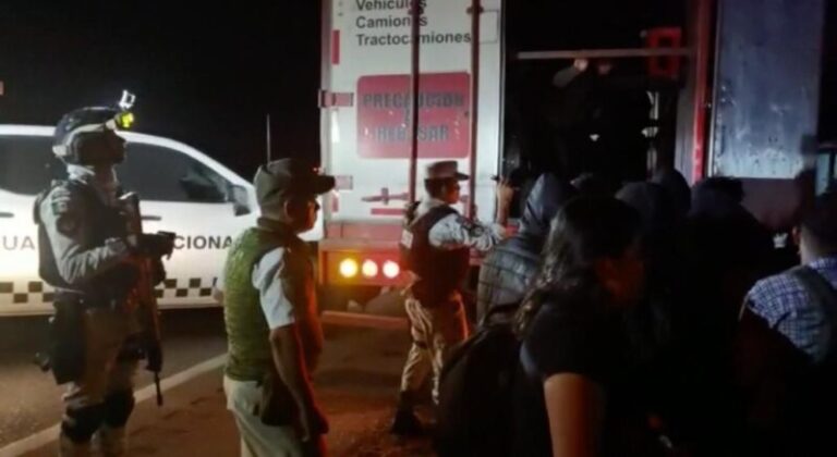 Gritos de auxilio permiten localizar a más de 200 migrantes hacinados en un camión en México