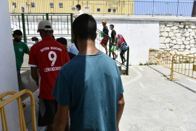 Las ONG denuncian que sus centros se han convertido en un refugio de personas que no tienen donde ir