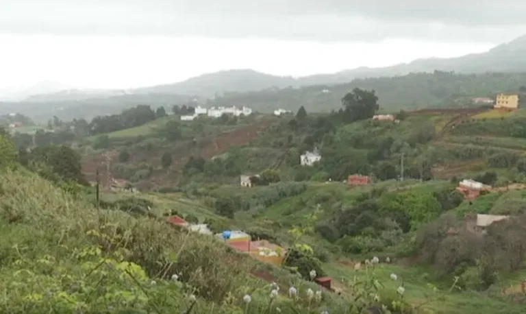 Una cuba de agua suministra la zona alta de Santa María de Guía, tras una semana sin ella