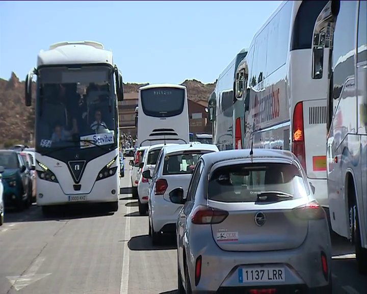 Atasco este viernes de vehículos para acceder al Parque Nacional del Teide