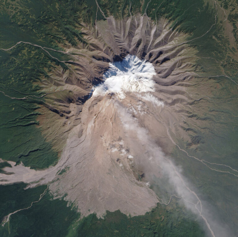 La columna de cenizas del volcán Shiveluch alcanza los 20 kilómetros sobre el nivel del mar