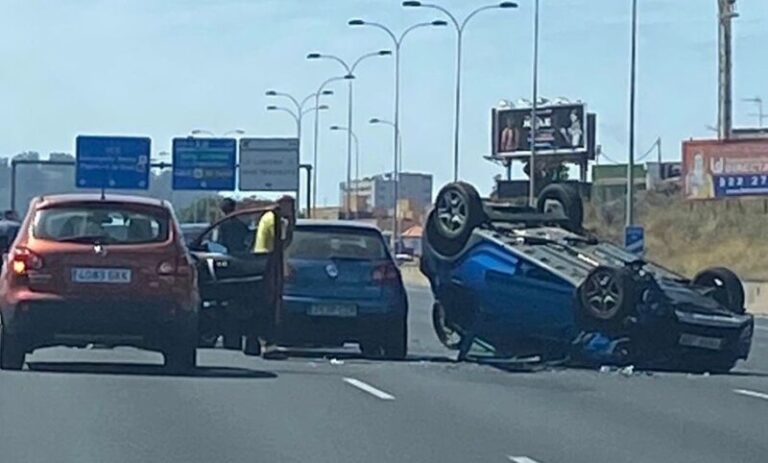 Un accidente entre tres vehículos provoca retenciones en la TF-5