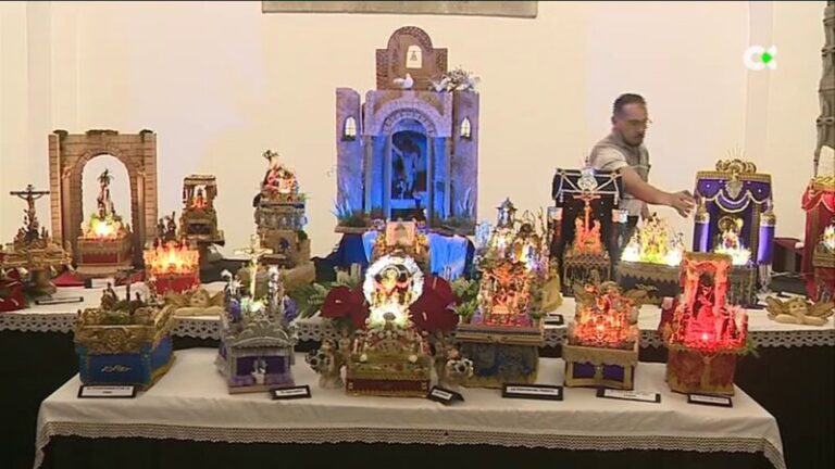 Alexis Jiménez, 10 años exponiendo tronos en miniatura para la Semana Santa