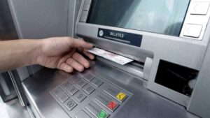 Deberán cumplir con la directiva europea de accesibilidad universal, incorporando opciones auditivas y táctiles todos los cajeros automáticos instalados en España