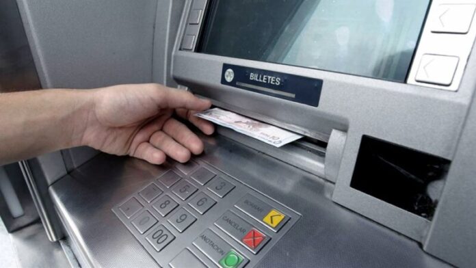 Deberán cumplir con la directiva europea de accesibilidad universal, incorporando opciones auditivas y táctiles todos los cajeros automáticos instalados en España