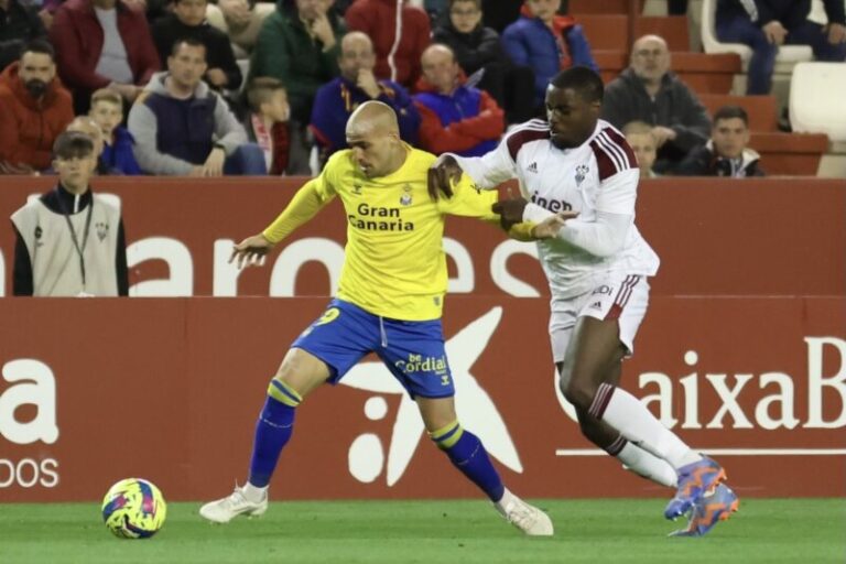 La UD Las Palmas remonta a balón parado ante el Albacete (1-2)