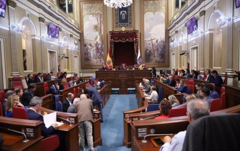 Pleno del Parlamento | El Gobierno canario rechaza una moratoria al alquiler vacacional