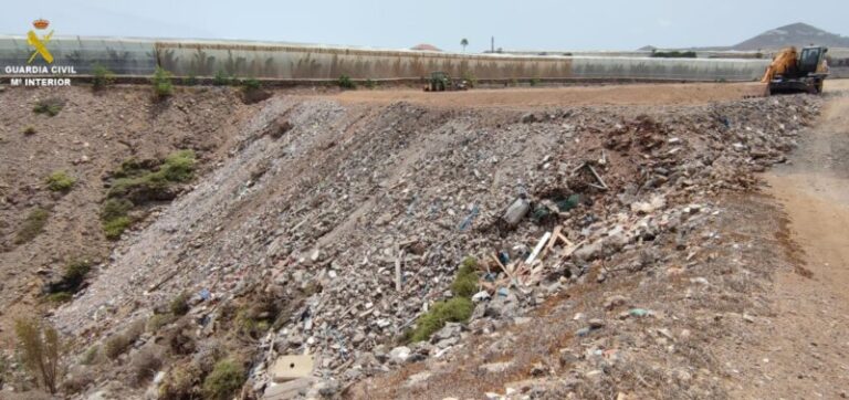 Investigan a dos personas por rellenar un barranco en Guía con 30.000 m3 de escombros