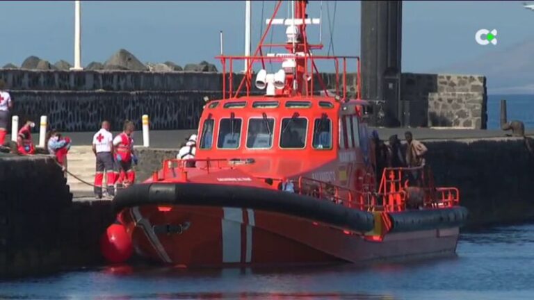 Llegan a Lanzarote los 47 migrantes rescatados a bordo de una patera al norte de Órzola