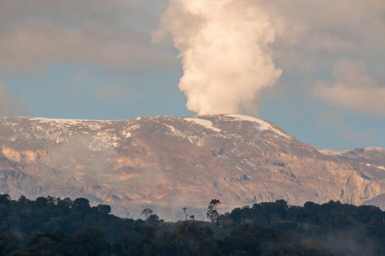 El volcán del Nevado del Ruiz obliga a declarar el «estado de calamidad» en Colombia