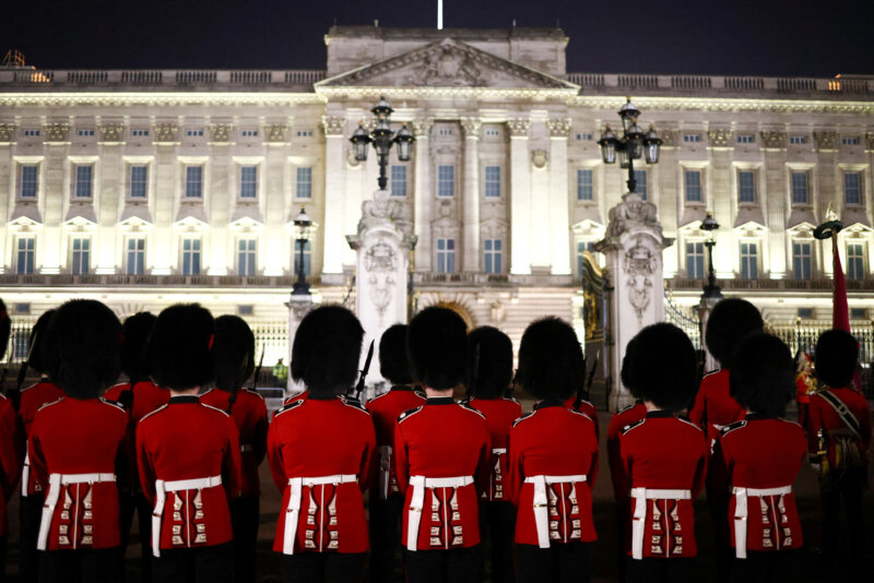 Los miembros del ejército realizan una parada frente al Palacio de Buckingham, en Londres, Gran Bretaña, el 3 de mayo de 2023. REUTERS/Henry Nicholls