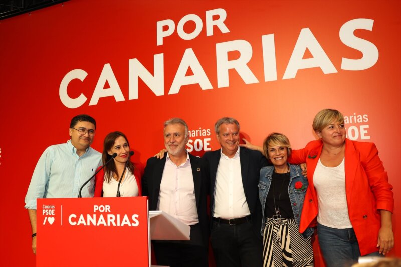 El secretario general del PSOE Canarias y presidente del Gobierno de Canarias y candidato a la reelección, Ángel Víctor Torres (c), interviene durante el seguimiento de la jornada electoral en la sede del PSOE Canarias, a 28 de mayo de 2023, en Las Palmas de Gran Canaria, Gran Canaria, Canarias (España). Hoy, 28M, se celebran elecciones municipales en un total de 8.131 ayuntamientos y elecciones autonómicas en 12 comunidades autónomas. En las elecciones municipales podrán votar 35.414.655 electores y en las autonómicas que se celebran podrán hacerlo 18.382.505 electores.29 MAYO 2023;PSOE;ELECCIONES;28MEuropa Press / Europa Press28/5/2023
