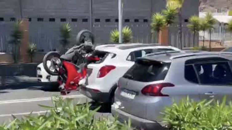 Accidente de tráfico en Santa Cruz de Tenerife entre moto y coche