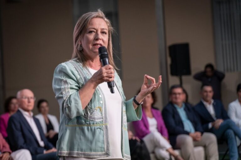 Oramas señala la importancia de relanzar el aeropuerto del sur de Tenerife y el tren