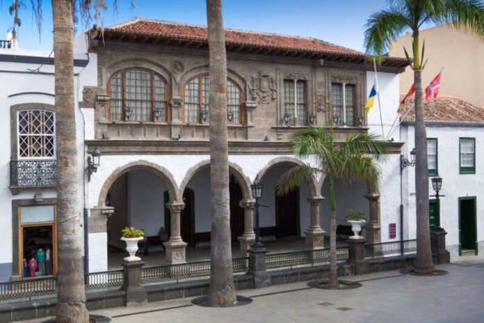 La corporación local de Santa Cruz de La Palma ha apoyado por unanimidad revocar la Medalla de Oro concedida a Franco y al exministro Blas Pérez González