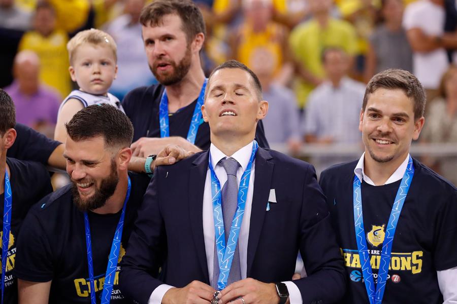 AS PALMAS DE GRAN CANARIA, 03/05/2023.- El entrenador del Gran Canaria, Jaka Lakovic, celebra que el equipo se ha proclamado este miércoles campeón de la Eurocopa de baloncesto por primera vez en su historia en una final épica y agónica frente al Turk Telekom de Ankara, que apretó hasta el final en el Arena, pero que terminó capitulando ante la solidez de su rival en los momentos claves de una noche mágica para el club claretiano (71-67). EFE/ Elvira Urquijo A.