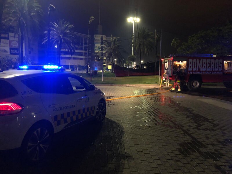 Completamente calcinada quedó la réplica de la carabela 'La Niña' que se encuentra en el Parque Santa Catalina / Imagen Policía Portuaria de Las Palmas