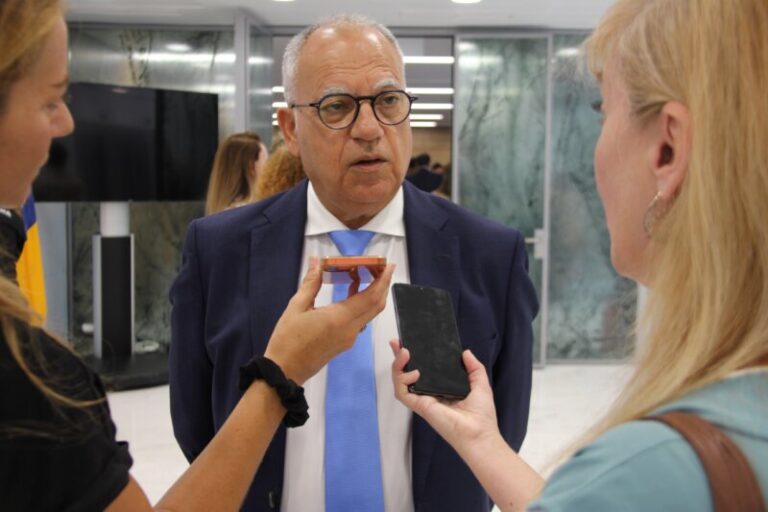 Curbelo admite el «naufragio» del pacto de las flores y se abre a un pacto con CC y PP