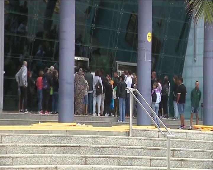 Largas colas cada sábado en la Comisaría de Las Palmas de Gran Canaria para renovar u obtener el pasaporte o DNI