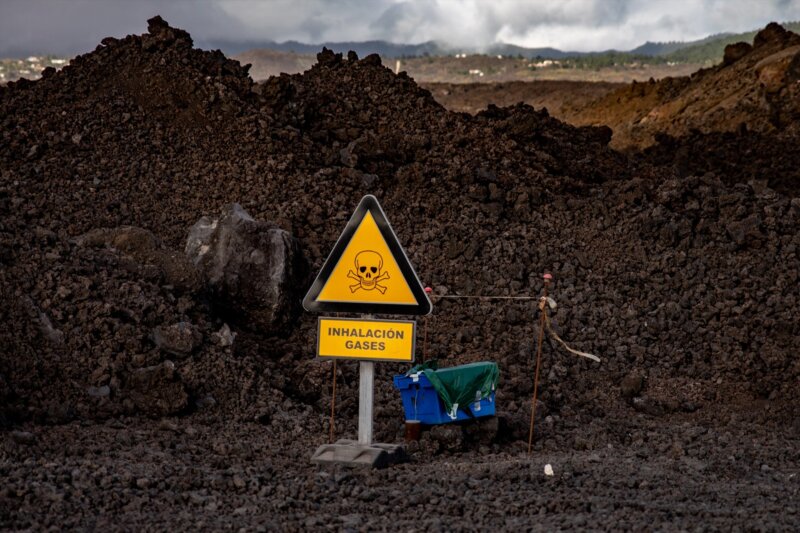 Señalización de aviso por inhalación de gases en la carretera LP213 que une los barrios de La Laguna y Puerto Naos de Los Llanos de Aridane, a 12 de septiembre de 2022 / Imagen de archivo Europa Press
