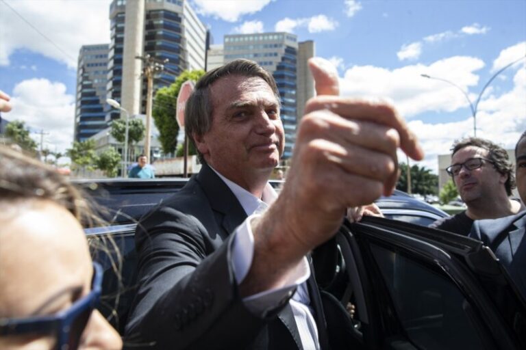 Bolsonaro declara que no manipuló su cartilla de vacunación