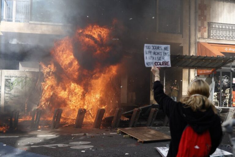 Miles de personas salen a la calle en Francia para sumarse a la gran marcha contra la reforma de las pensiones