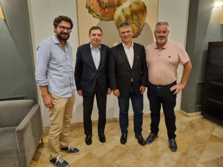 Luis Planas evalúa el modelo de agua regenerada para la agricultura y visita Agrocanarias en Lanzarote