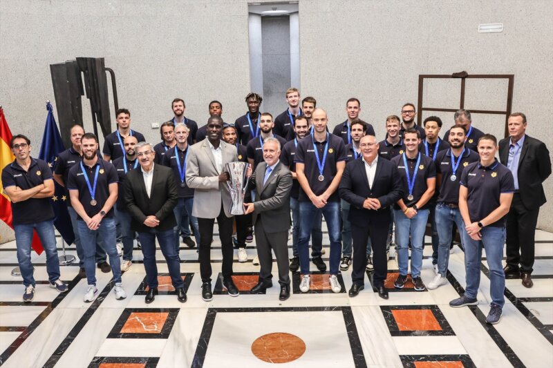 Torres celebra el título de la Eurocup con el CB Gran Canaria 