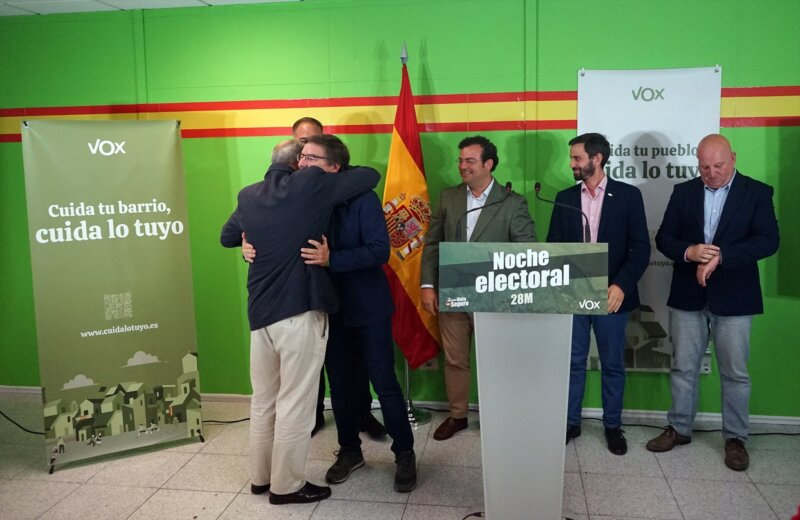 El candidato de Vox a la Presidencia de Canarias, Nicasio Galván (2i), y el candidato de Vox a la Alcaldía de Las Palmas de Gran Canaria, Alberto Rodríguez (c), durante el seguimiento de la jornada electoral en la sede de Vox Canarias, a 28 de mayo de 2023, en Las Palmas de Gran Canaria, Gran Canaria, Canarias (España). Hoy, 28M, se celebran elecciones municipales en un total de 8.131 ayuntamientos y elecciones autonómicas en 12 comunidades autónomas. En las elecciones municipales podrán votar 35.414.655 electores y en las autonómicas que se celebran podrán hacerlo 18.382.505 electores.29 MAYO 2023;VOX;ELECCIONES;28MEuropa Press / Europa Press28/5/2023