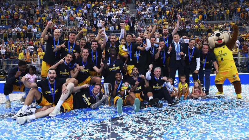 Foto de familia del CB Gran Canaria tras proclamarse campeón de la Eurocup / CB Gran Canaria