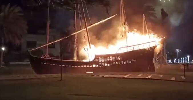 Arde una réplica de la carabela ‘La Niña’