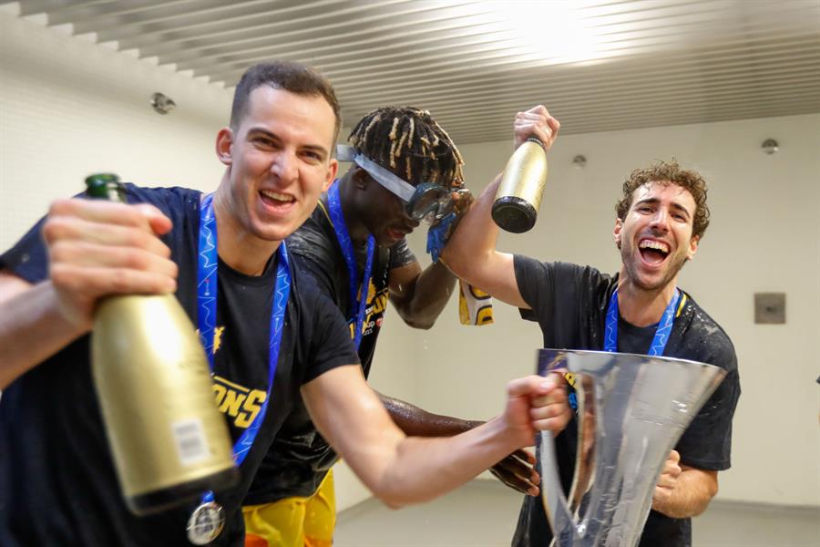 LAS PALMAS DE GRAN CANARIA, 03/05/2023.- Los jugadores del Gran Canaria celebran que el equipo se ha proclamado este miércoles campeón de la Eurocopa de baloncesto por primera vez en su historia en una final épica y agónica frente al Turk Telekom de Ankara, que apretó hasta el final en el Arena, pero que terminó capitulando ante la solidez de su rival en los momentos claves de una noche mágica para el club claretiano (71-67). EFE/ Elvira Urquijo A.