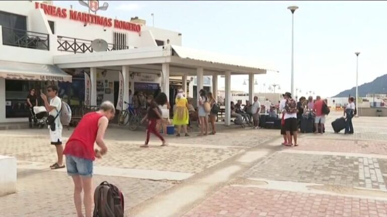 La Graciosa celebra el Día de Canarias llena de visitantes