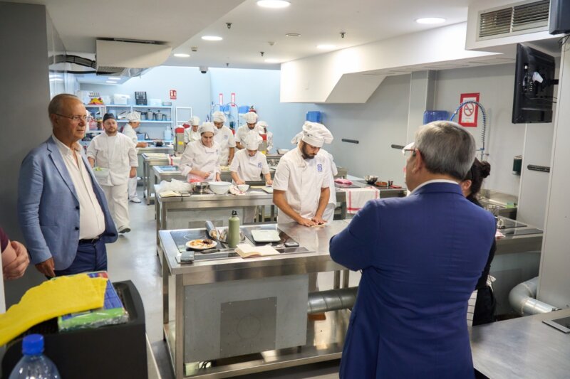 Román Rodríguez, candidato NC-BC, se preocupa por la generación de empleo en las islas durante la campaña electoral 2023