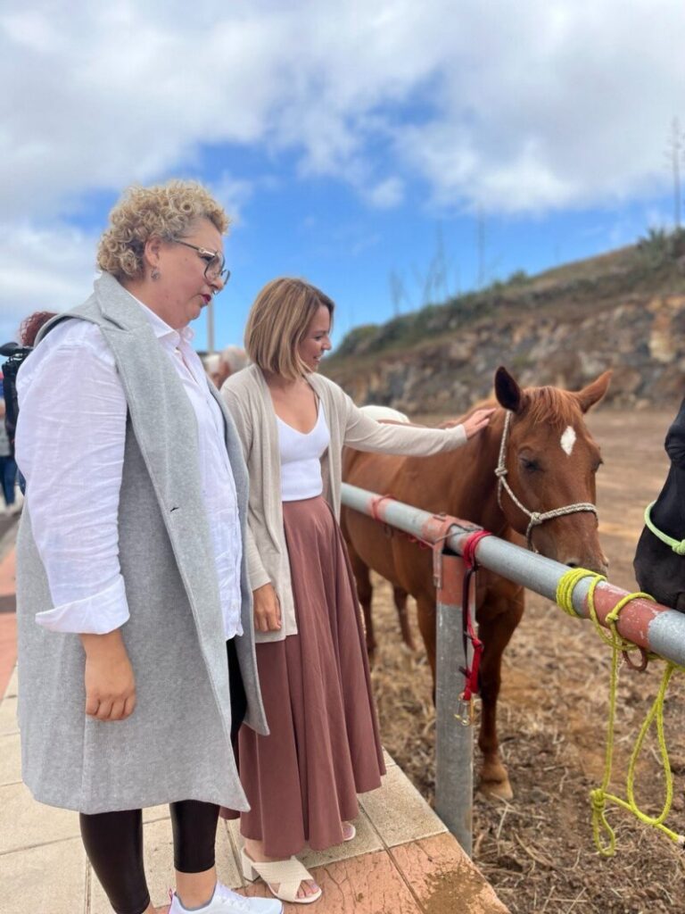 Noemí Santana con caballo